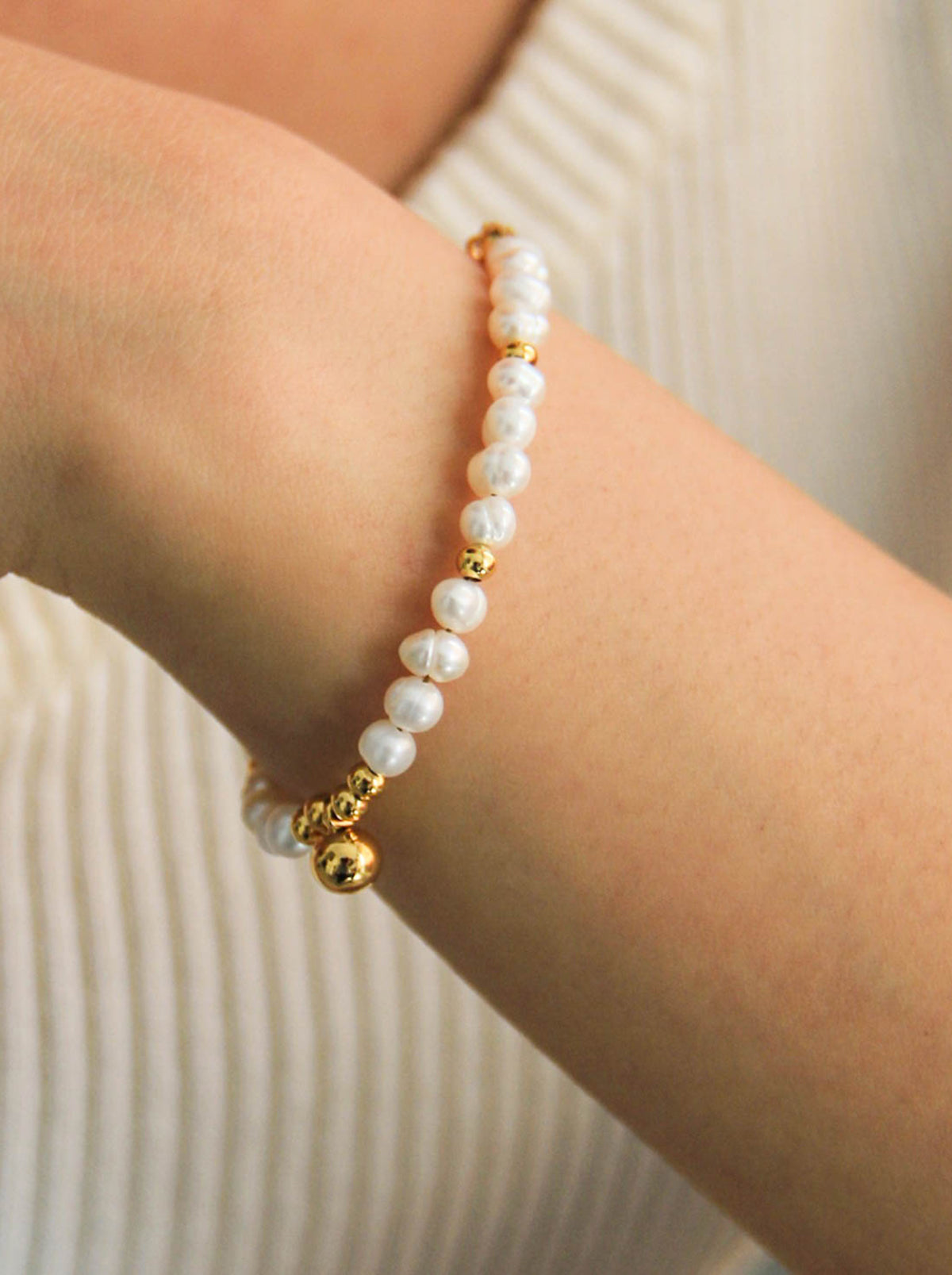 White Natural Pearl Gold Ball Charm Beaded Bracelet