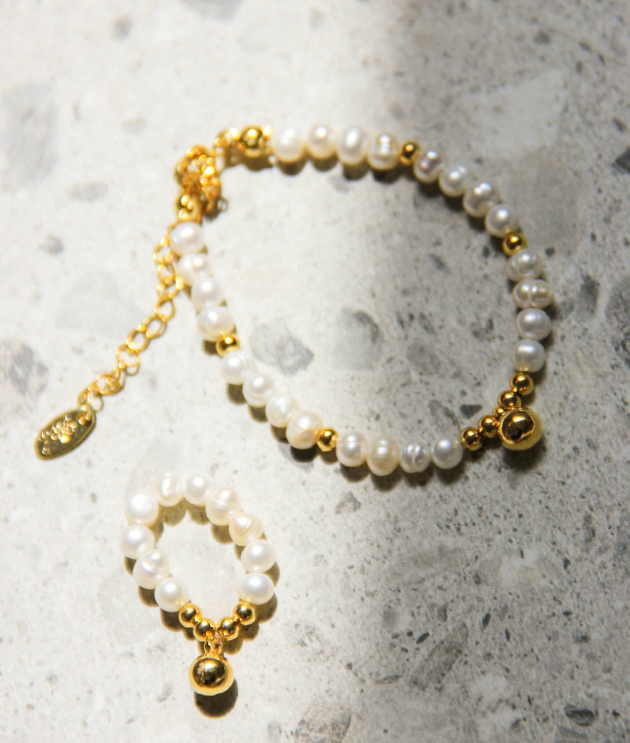 White Natural Pearl Gold Ball Charm Beaded Bracelet