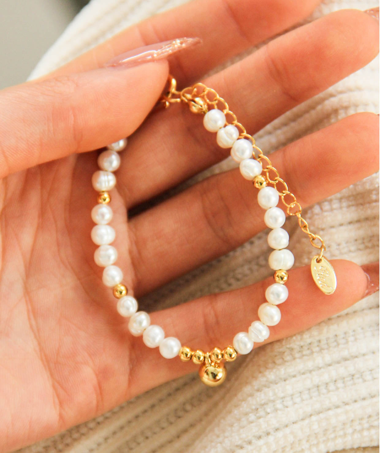 White Natural Pearl Gold Ball Charm Beaded Bracelet