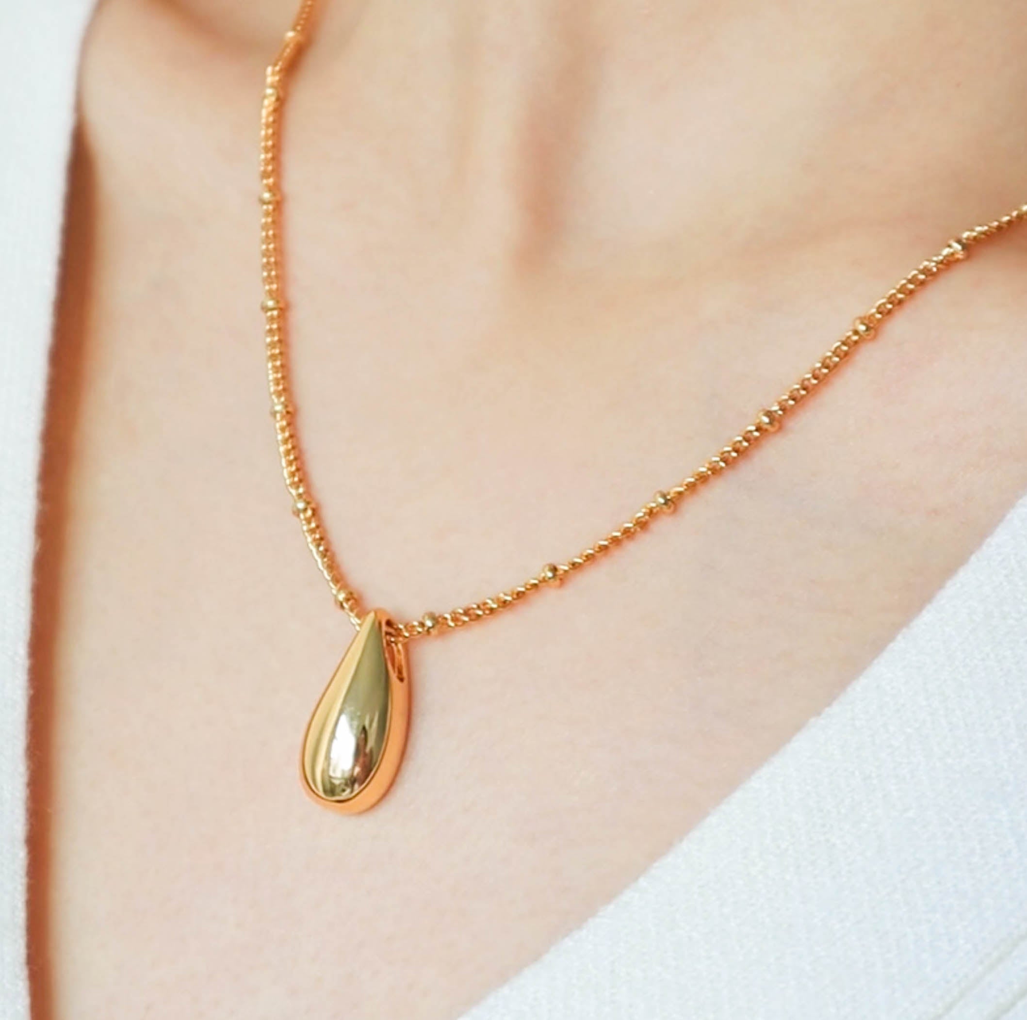 Gold Teardrop Pendant Necklace