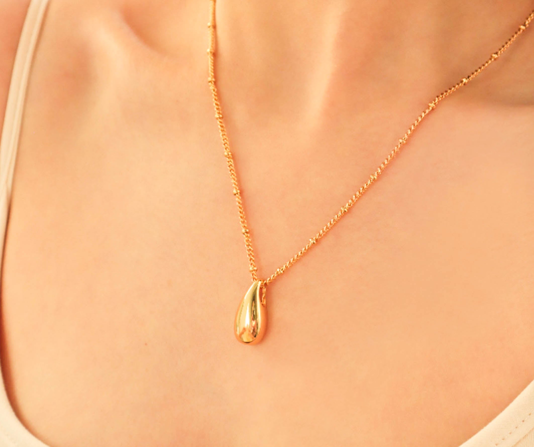 Gold Teardrop Pendant Necklace