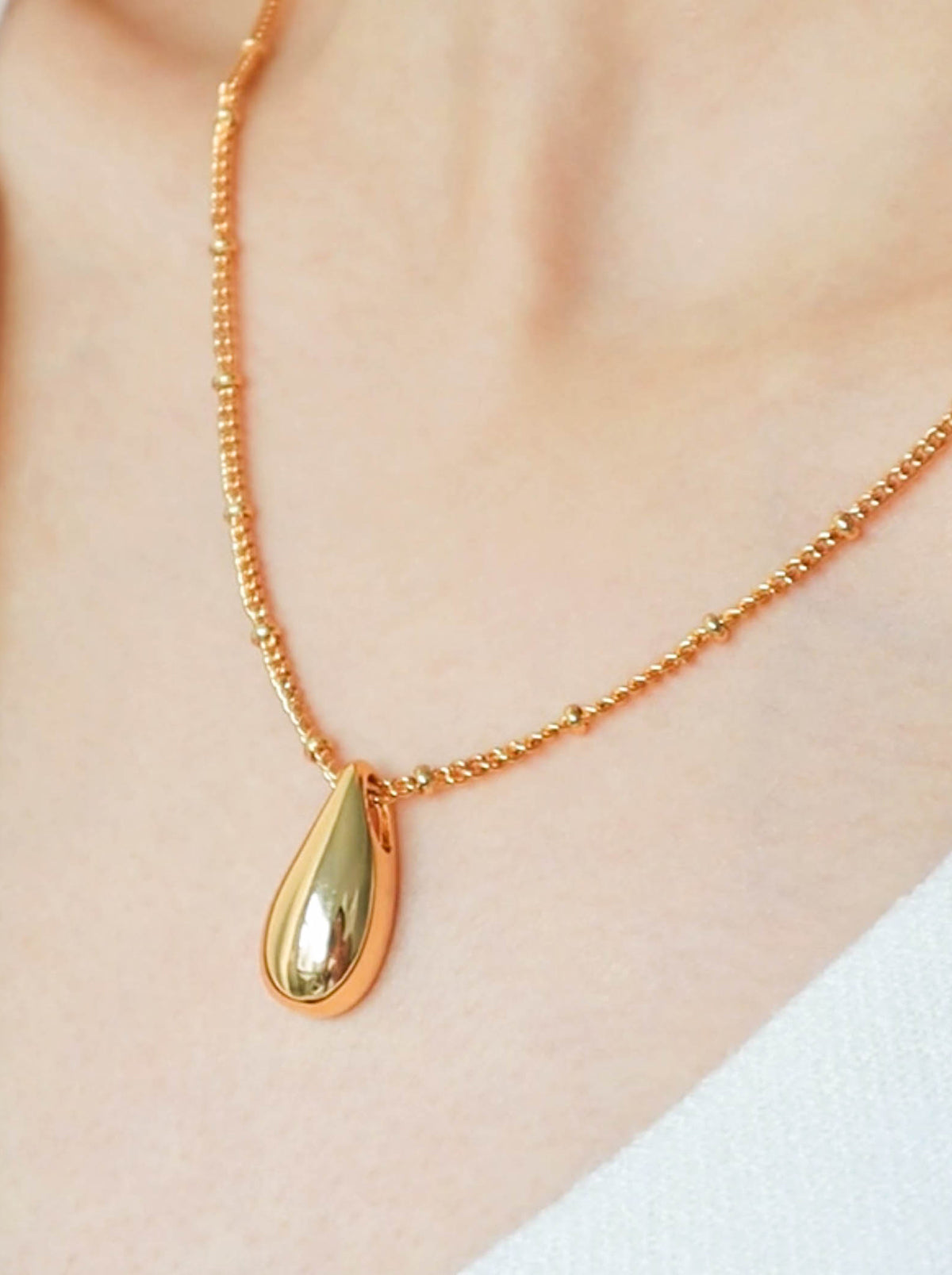 Gold Teardrop Pendant Necklace