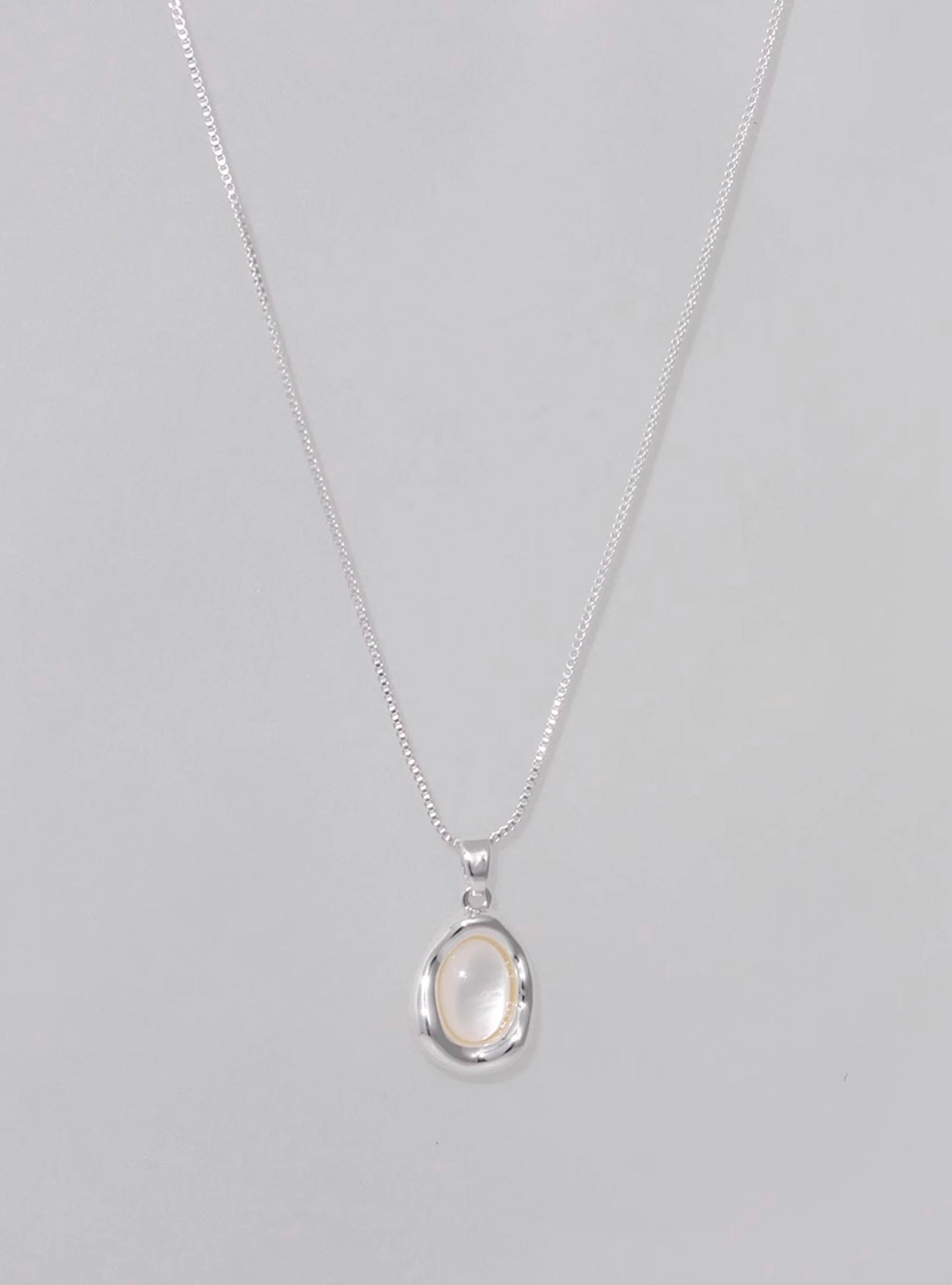 Gold/ Silver White Shell Pearl Oval Pendant Chain Necklace